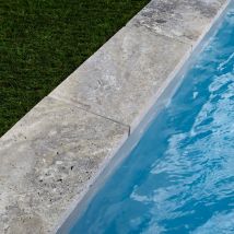 Margelle De Piscine Pierre Naturelle Travertin Gris 1er Choix 61x33x5cm Bord Droit (à L'Unité) - Ro'ma Nature - Bricoman