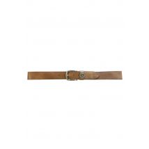 - Cinturón marrón con hebilla metálica y logotipo