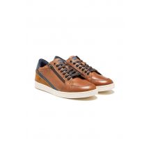 - Baskets en cuir cognac et marine à lacets