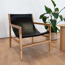 Fauteuil lounge en teck et cuir noir - Apache