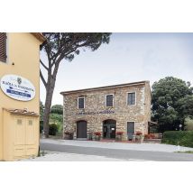 Wonderbox Wine tour della cantina e degustazione di vini e prodotti tipici in provincia di Pisa - Cofanetti regalo Badia di Morrona è una tenuta 