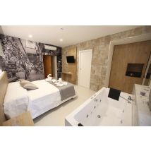 Wonderbox Soggiorno di una notte per 2 persone in un B&B di lusso in Piazza Plebiscito a Napoli - Cofanetti regalo Un B&B nel centro storico di Napoli