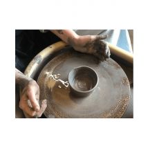 Wonderbox Atelier d'initiation au tour de potier à Nantes (44) - Idée cadeau Venez découvrir la poterie aux côtés de Sarah, artisan céramiste. Au 