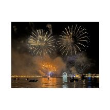 Wonderbox Soirée en catamaran dîner et feu d'artifice depuis Hyères (83) - Idée cadeau Au départ du port de Hyères, embarquez à bord d'un maxi-
