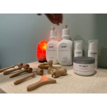 Wonderbox Cuida tu piel con una limpieza profunda y punta de diamante para pieles grasas para 1 en Velassaru Integral Aesthetic en Madrid Cofre y Caja