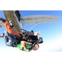 Wonderbox Baptême de saut en parachute dans le Loiret - Idée cadeau La porte de l'avion va s'ouvrir, préparez-vous au grand saut ! Venez faire votre 