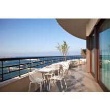 Wonderbox Soggiorno di due notti in camera Comfort con colazione e una cena in un hotel 5* di Bari - Cofanetti regalo - Idee Regalo di Compleanno