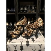 Chaussures escarpins schuh Escarpins / sandales motif leopard de la marque schuh talon aigu