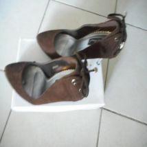 Chaussures escarpins Belle Women Escarpins marrons nubuck, talon argenté, avec petits laçets au d