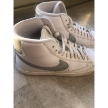 Baskets montantes Nike Baskets Nike Blazer Mid Blanches et argentées
