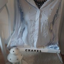 Chemise Boutiques indépendante Chemise courte bleu clair perles blanches T.S/M TBE