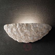 Z ciosanego kamienia – lampa ścienna Raica