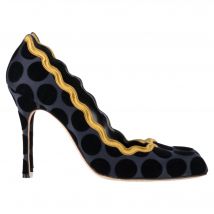 Manolo Blahnik Effen Puntige Pumps met Golfrand in Marineblauwe Satijn