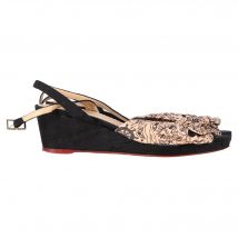 Charlotte Olympia Geprinte Boog Wedge Sandalen in Perzik Satijn