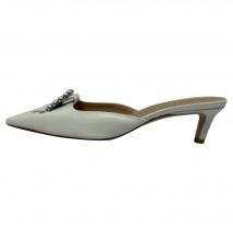 Stuart Weitzman Buckle-GVersierde Kitten-Hak Muilen in Witte Leer