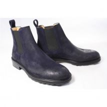 Camplin Cadogan boots gekleed
