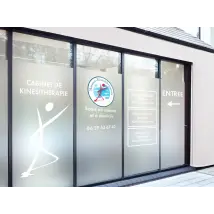 Adhesivo publicitario con fondo esmerilado para escaparates exteriores