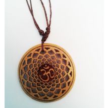 OM central pendentif en bois de jacquier sculpté main D. 4 cm