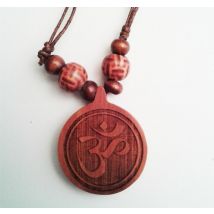 OM en relief pendentif en bois de sawo sculpté main D. 3 cm