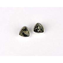 Clous d'oreilles en ambre vert sur argent 925.