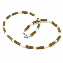 Collier pour adulte en noisetier à long bec et perles d'eau douce...