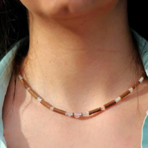 Collier pour adulte en noisetier à long bec et quartz rose 51cm...