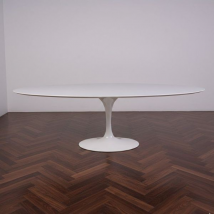 Table ovale Tulip blanc de Eero Saarinen, Knoll