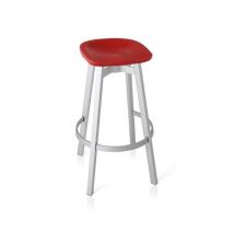 Tabouret SU rouge et blanc de Nendo, Emeco