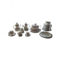 Service d’assiettes, plateaux, salière, soupière, saladier, théière et cafetière en porcelaine,