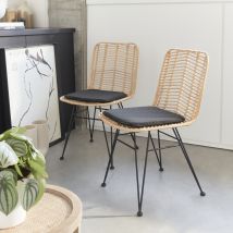 Dos sillas de ratán natural y metal, cojines negros | sweeek