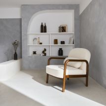 Sillón escandinavo de madera de hevea, claro y rizo, Blanco
