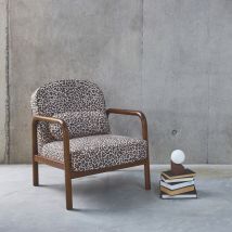 Poltrona scandinava arrotondata in legno di hevea e stampa leopardo, Leopardo