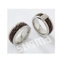 Hochfeiner Ring aus Edelstahl und echtem Leder