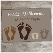 Fußmatte für Familie mit Füße und individuellem Wunschtext in braun