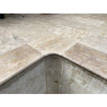 Angle rentrant travertin 1er choix mix pour margelle de piscine PREMIUM - 45x45cm Ep. 3 cm - (vendu à la pièce) - Ligerio