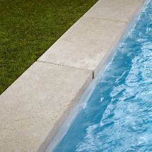 Margelle De Piscine Pierre Naturelle Egypte Beige 60x30x3-5cm Avec Retombée Talon En L (à L'unité) - Ro'ma Nature