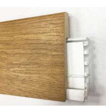 Plinthe électrique avec goulottes en PVC placage chêne verni Dinachoc P154