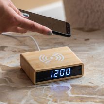 Karlsson - Réveil en bois avec chargeur téléphone - Bois clair - FAT - Fibres naturelles - Style Contemporain