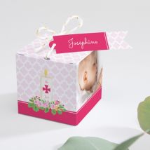 Boite dragées baptême Cierge baptismal - Divers coloris - Format: Boîte carrée - Conception sur-mesure avec expertise - Faire-Part Élégant