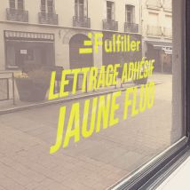 Lettrage adhésif jaune fluo avec film de pose pour vitrine - Fulfiller.com