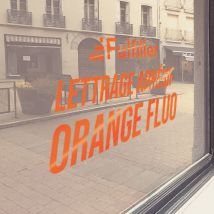Lettrage adhésif orange fluo avec film de pose pour vitrine - Fulfiller.com