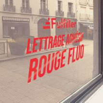 Lettrage adhésif rouge fluo avec film de pose pour vitrine - Fulfiller.com