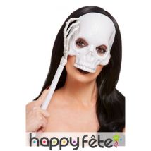 Masque de crâne sur manche main squelette