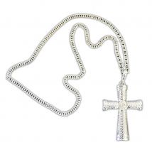 Collier avec croix argentée.