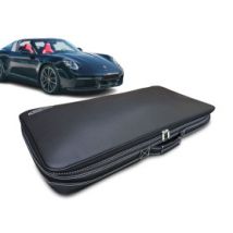 Maßgeschneidertes Gepäckstück aus Leder für die Hutablage eines Porsche 992 Targa