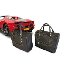 Maßgeschneidertes Ledergepäck für die Rückseite der Sitze eines Ferrari 296 GTS Cabriolets