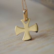 Mini pendentif croix évasée pour femme en or jaune 18 carats