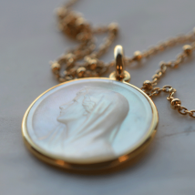 Médaille de baptême Vierge au voile nacre - En Or - Laudate
