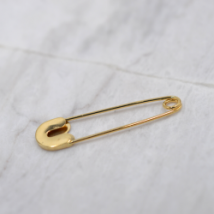 Épingle à nourrice pour médaille de baptême