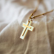 Pendentif Croix Bâton Nacre et Or